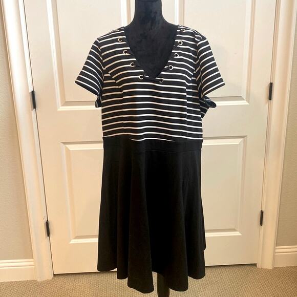 City Chic Black and White Striped With Eyelet Lace Up V-Neck Front Trendy Dress - Picture 1 of 4